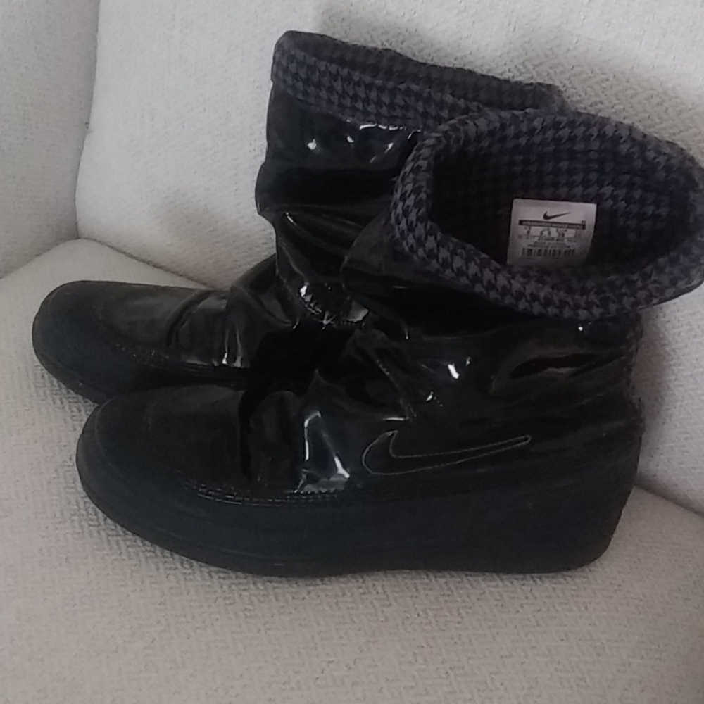 Nike women's black rain boots